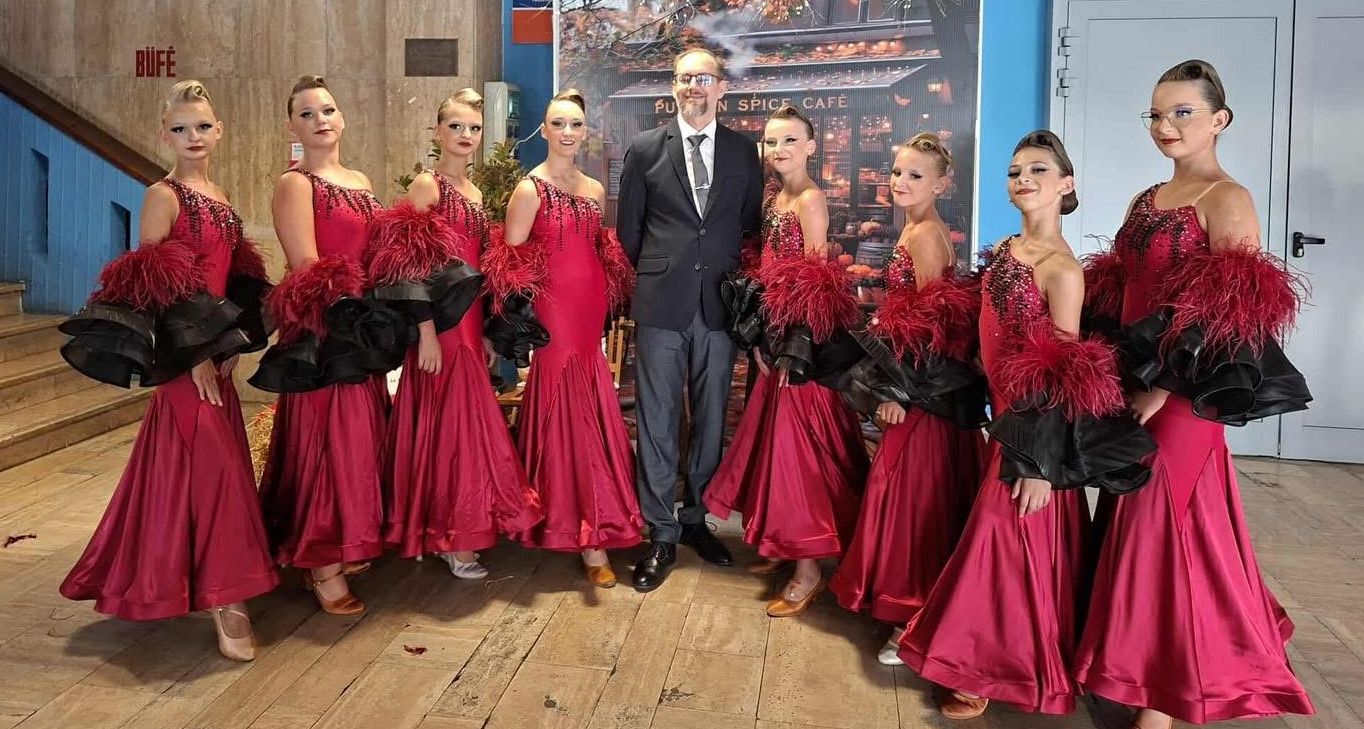 Egyedi csoport és formációs ruhák - Image 6