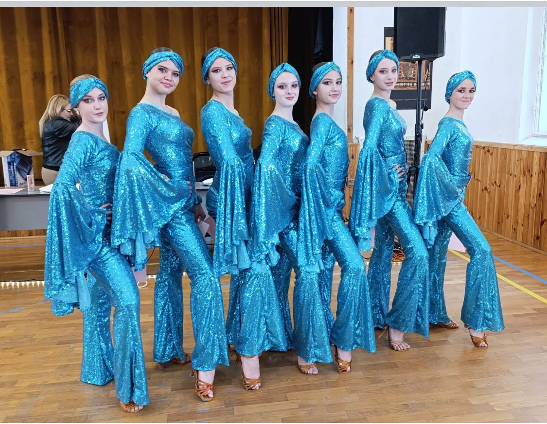 Egyedi csoport és formációs ruhák - Image 17